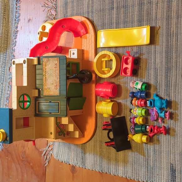 #11 Sesame Street Clubhouse #937, slide & figures, little people Fisher Price - Picture 2 of 16